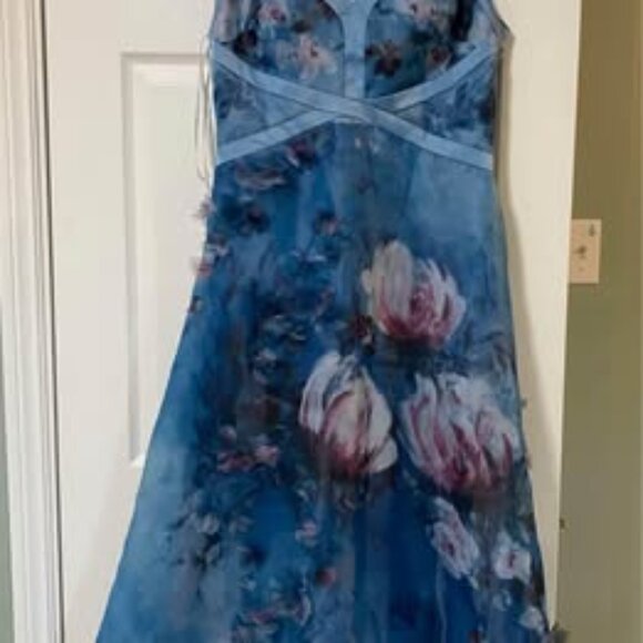 NEW Marchesa Notte 3D FLORAL SLEEVELESS PRINTED ORGANZA MIDI DRESS IN BLUE - Picture 2 of 8